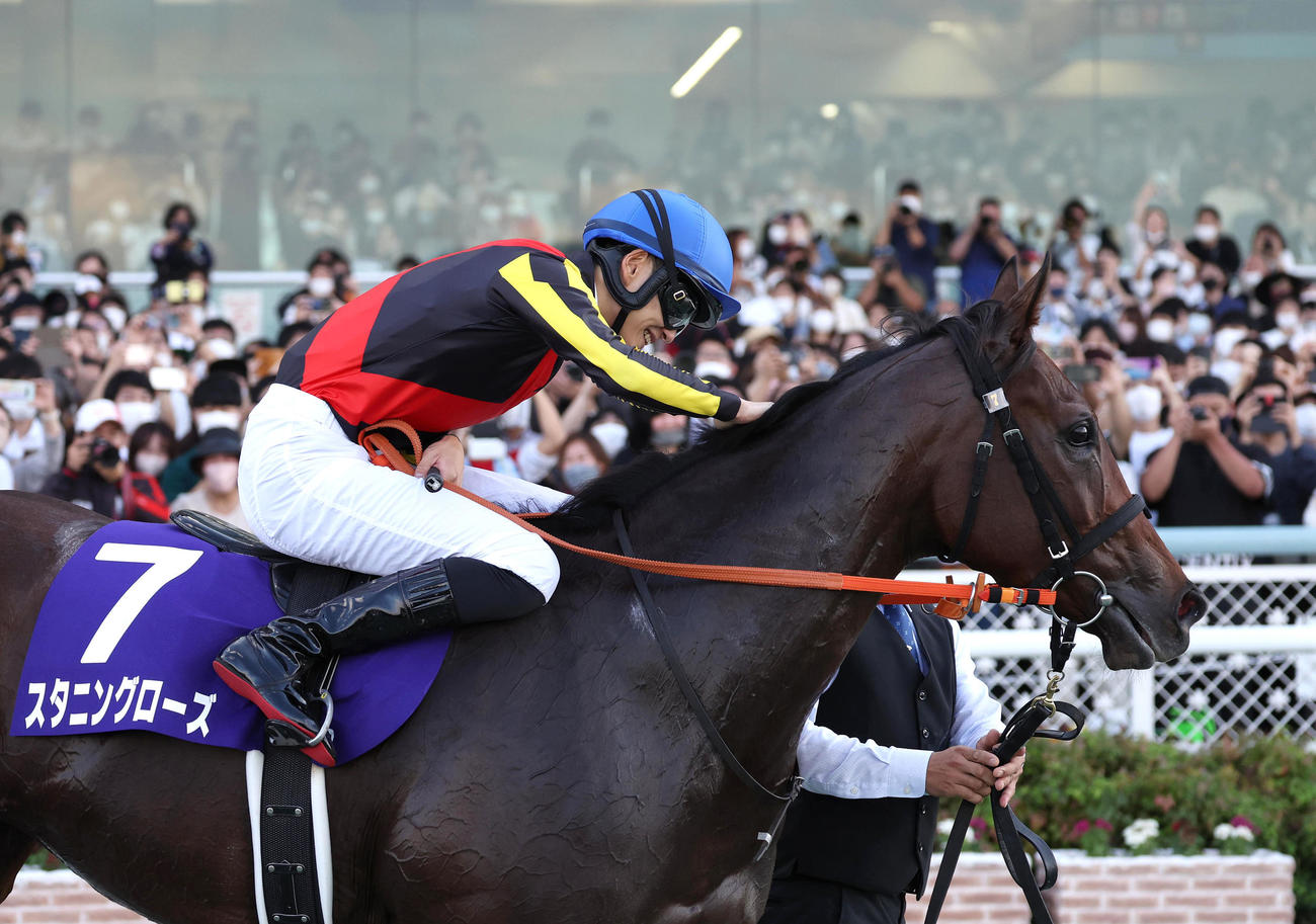 秋華賞を制したスタニングローズの首すじをなでてねぎらう坂井騎手（撮影・白石智彦）