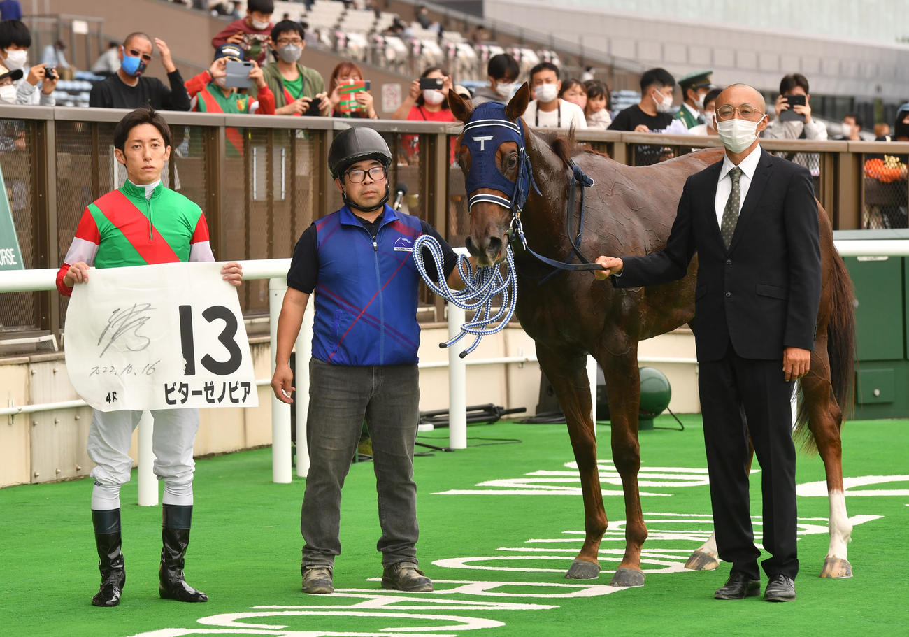 4R、新馬戦を制したビターゼノビアと津村騎手（撮影・柴田隆二）