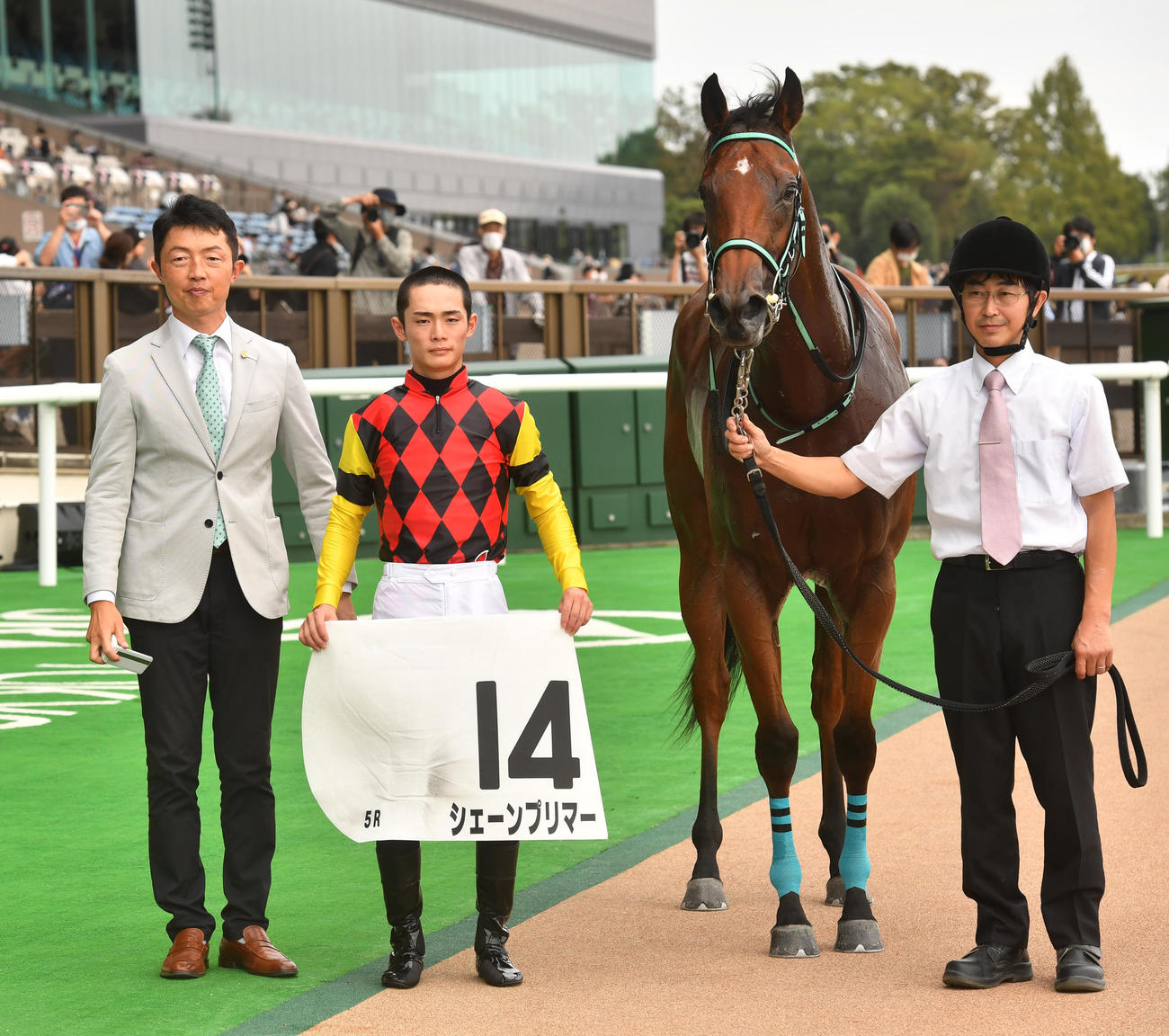 5R、新馬戦を制したシェーンプリマーと永野騎手（中央）。左は黒岩調教師（撮影・柴田隆二）
