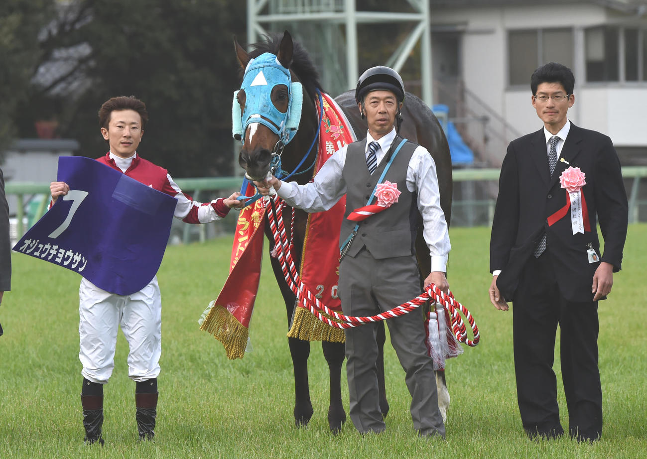 16年4月、中山グランドジャンプを制したオジュウチョウサンと石神騎手。右は和田正一郎師