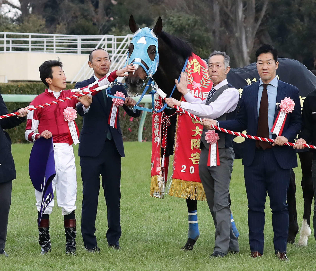 21年12月、中山大障害を制したオジュウチョウサンの口取りで、顔をなでてねぎらう石神騎手