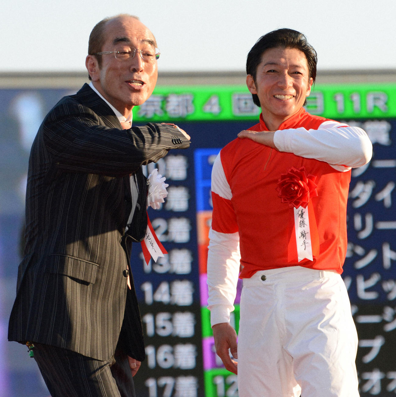 12年10月、ゴールドシップで菊花賞を制し、志村けんさん（左）と「アイーン」で喜びを表す内田博幸騎手