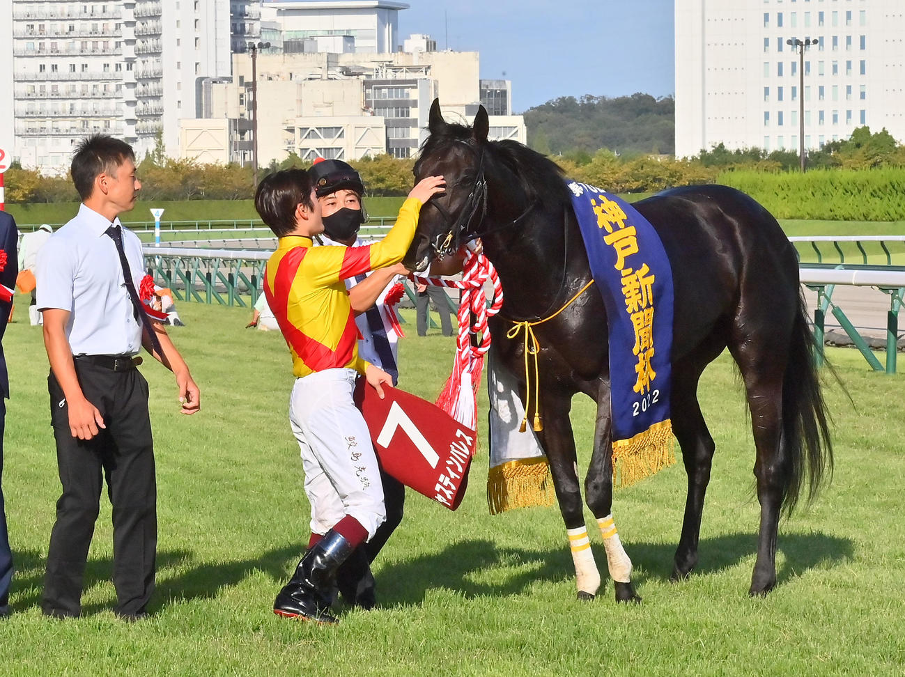 神戸新聞杯のレース後、ジャスティンパレスの頭をなでる鮫島駿騎手（2022年9月25日撮影）