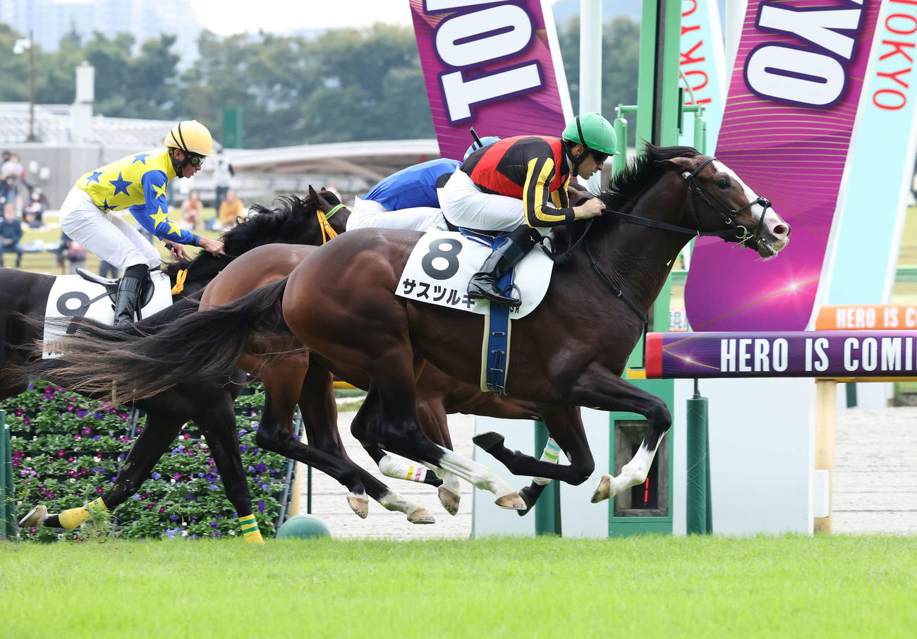 東京3R、ゴール手前で差し切って2歳未勝利戦を制したサスツルギとルメール騎手（手前）（撮影・丹羽敏通）