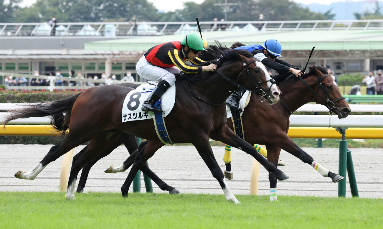 東京3R、ゴール手前で差し切って2歳未勝利戦を制したサスツルギとルメール騎手（手前）（撮影・丹羽敏通）