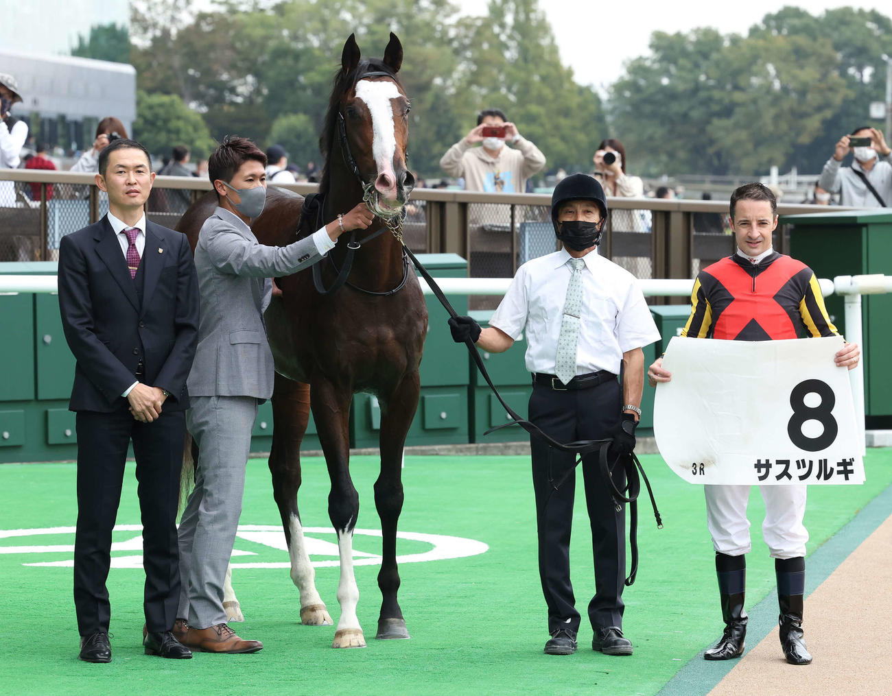 東京3R、2歳未勝利戦を制したサスツルギの口取りをする木村師（左端）とルメール騎手（右端）（撮影・丹羽敏通）