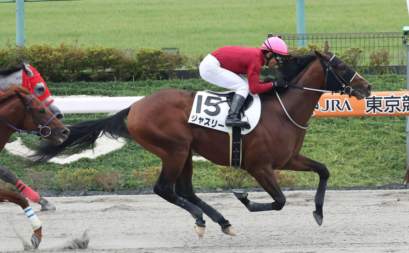 東京6R新馬戦を制したジャスリーと戸崎騎手（右）（撮影・丹羽敏通）