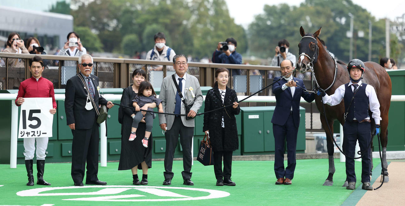 東京6R新馬戦を制したジャスリーの口取りをする戸崎騎手（左端）と関係者（撮影・丹羽敏通）