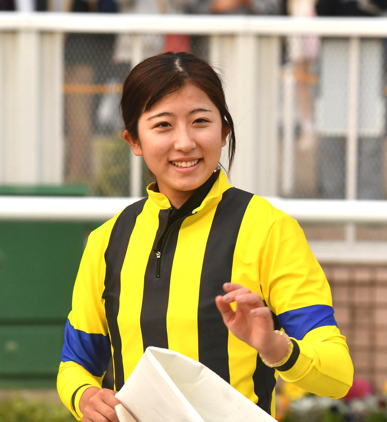 新潟12R、JRA女性騎手年間最多勝タイの43勝を挙げた今村騎手は笑顔を見せる（撮影・柴田隆二）