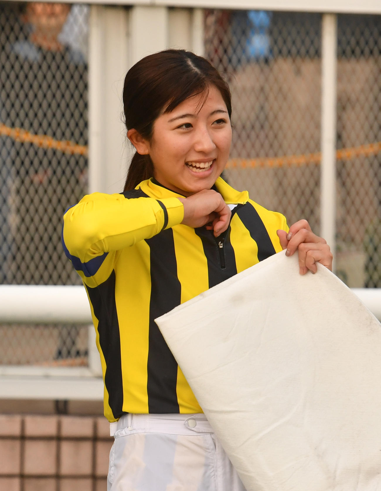 新潟12R、JRA女性騎手年間最多勝タイの43勝を挙げた今村騎手は笑顔を見せる（撮影・柴田隆二）