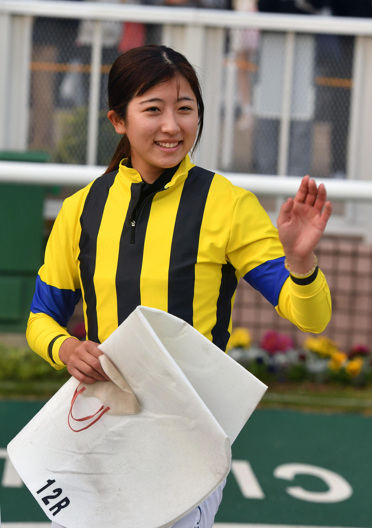新潟12R、JRA女性騎手年間最多勝タイの43勝を挙げた今村騎手は笑顔を見せる（撮影・柴田隆二）