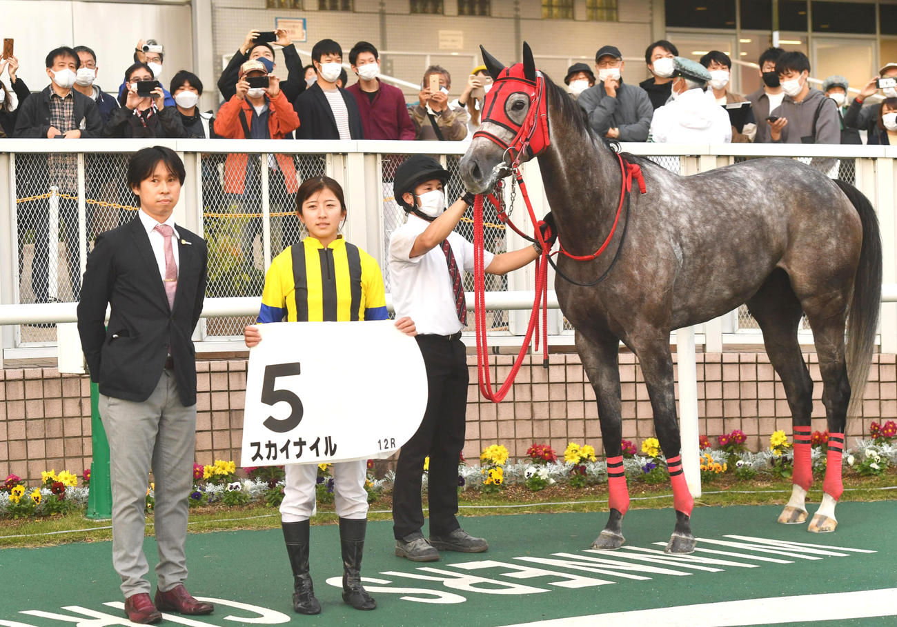 新潟12R、スカイナイルで43勝目を挙げた今村聖奈騎手（中央）、左は牧浦調教師（撮影・柴田隆二）