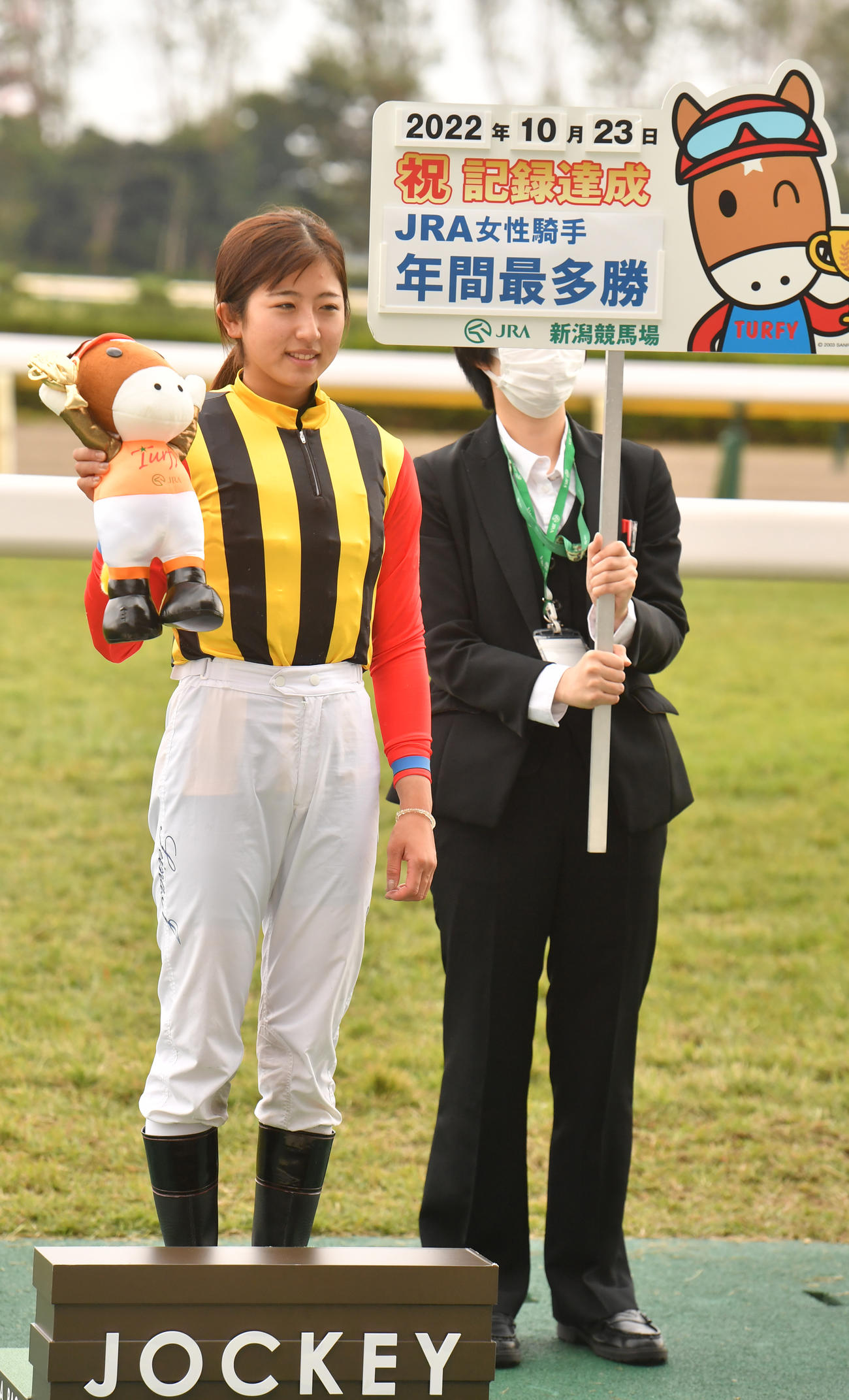 新潟2R、フェステスバントでJRA女性騎手年間最多44勝を達成した今村騎手（撮影・柴田隆二）