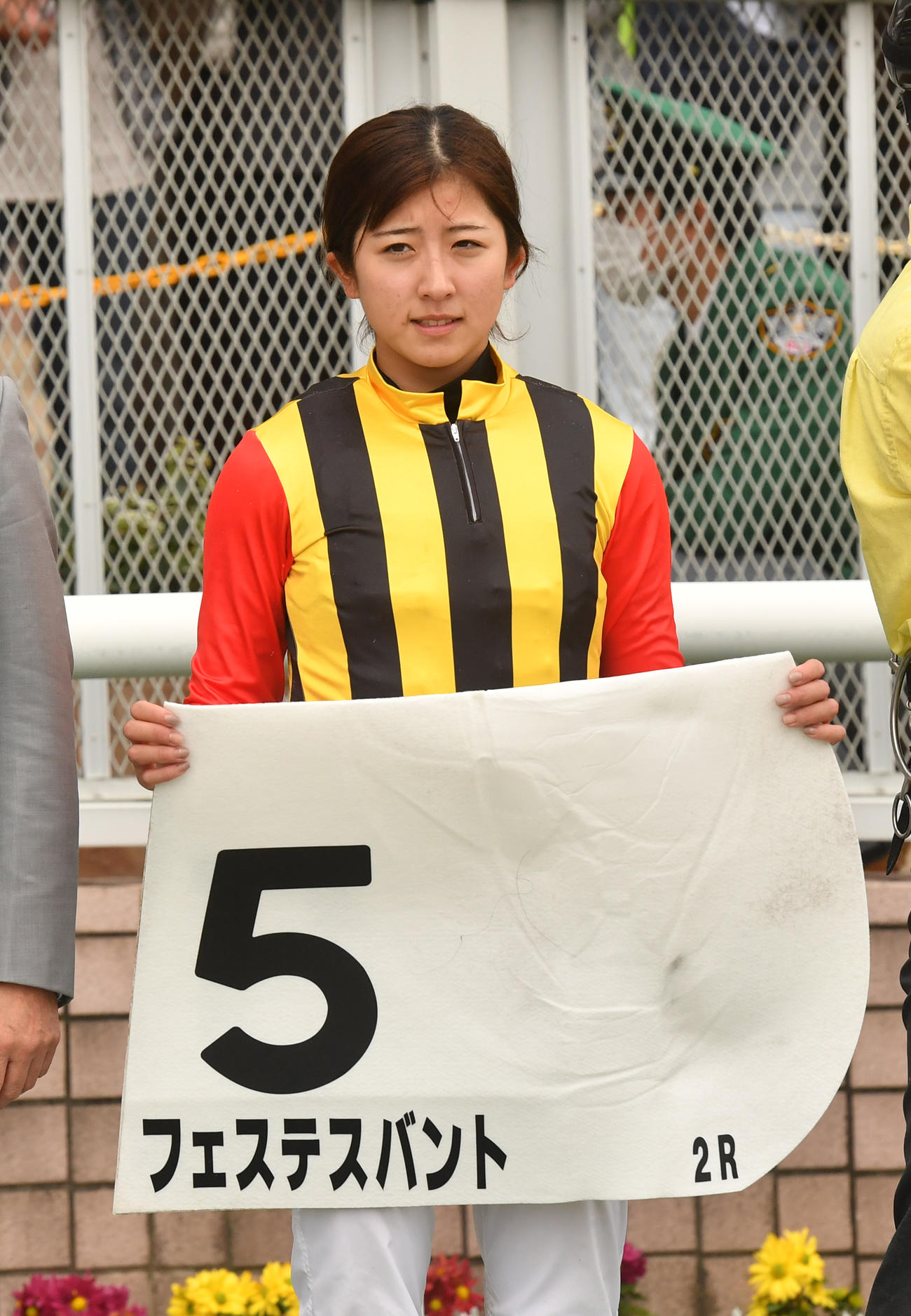 新潟2R、フェステスバントでJRA女性騎手年間最多勝の44勝を達成した今村騎手（撮影・柴田隆二）