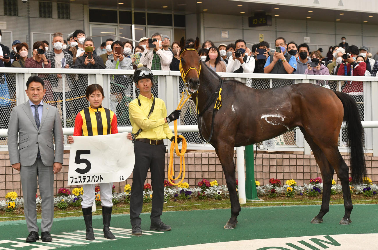 新潟2R、フェステスバントでJRA女性騎手年間最多勝の44勝を達成した今村騎手（中央）（撮影・柴田隆二）