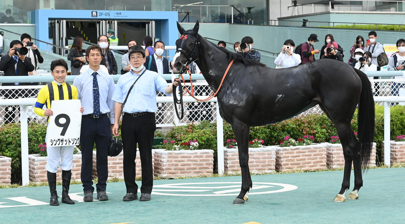新馬戦を制したシングザットソングと吉田隼騎手（左）（撮影・前岡正明）
