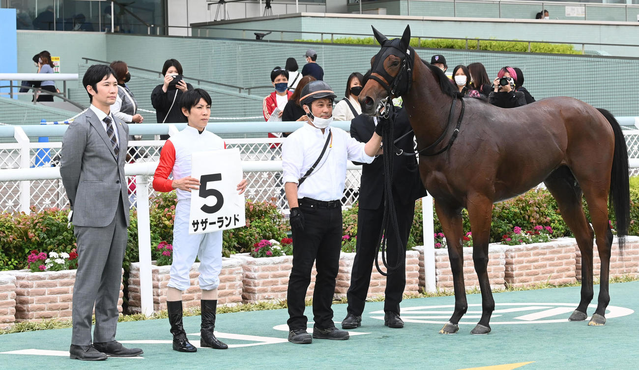 新馬戦を制したサザーランドと北村友一騎手（左から2人目）（撮影・前岡正明）