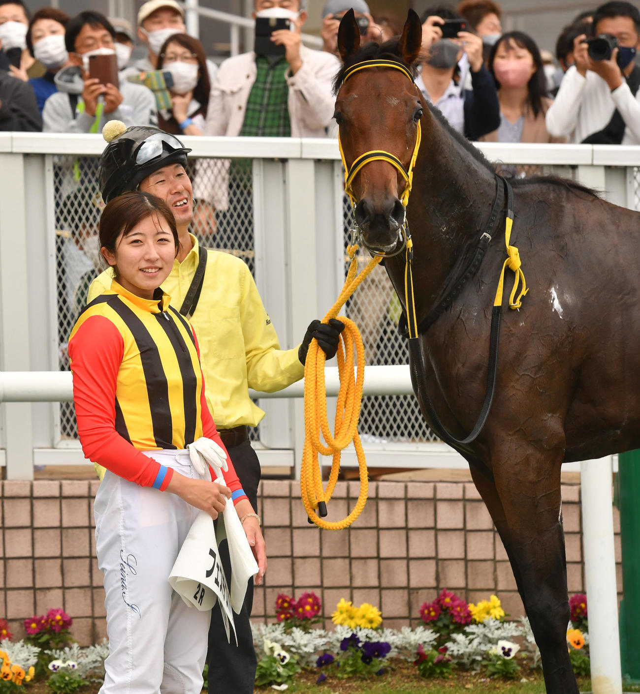 JRA女性騎手年間最多勝の44勝を達成した今村騎手はフェステスバントと喜び合う（撮影・柴田隆二）