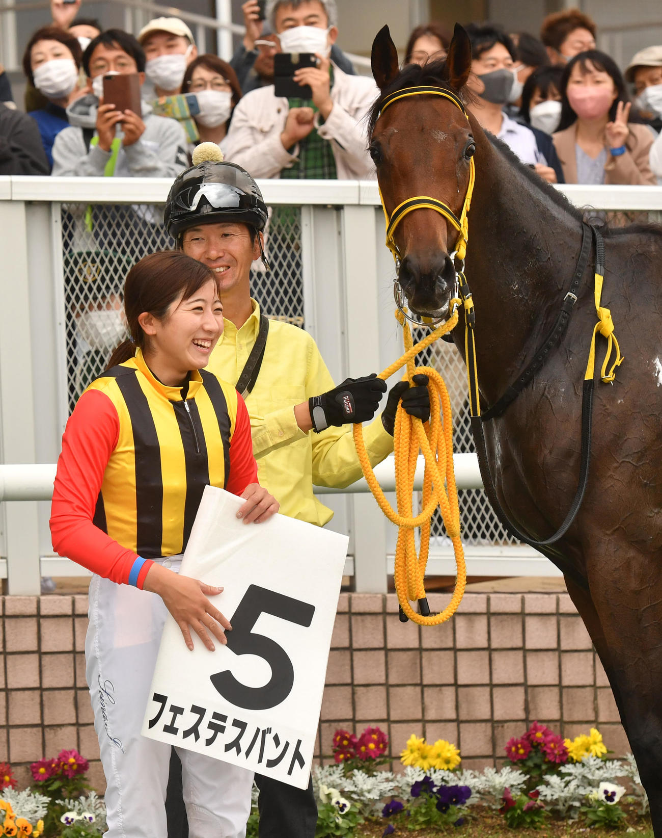 JRA女性騎手年間最多勝の44勝を達成した今村騎手はフェステスバントと喜び合う（撮影・柴田隆二）
