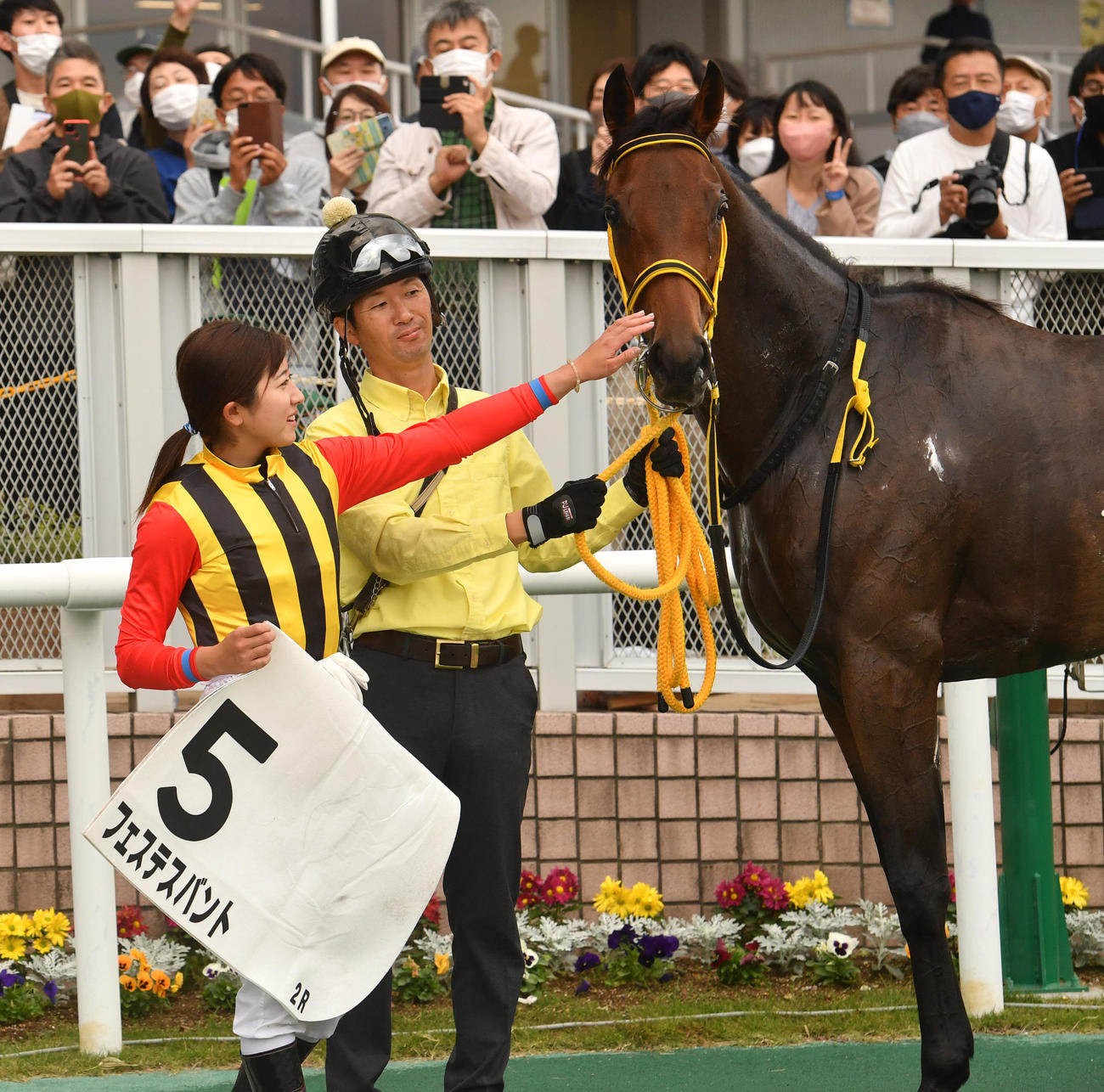 JRA女性騎手年間最多勝の44勝を達成した今村騎手はフェステスバントと喜び合う（撮影・柴田隆二）