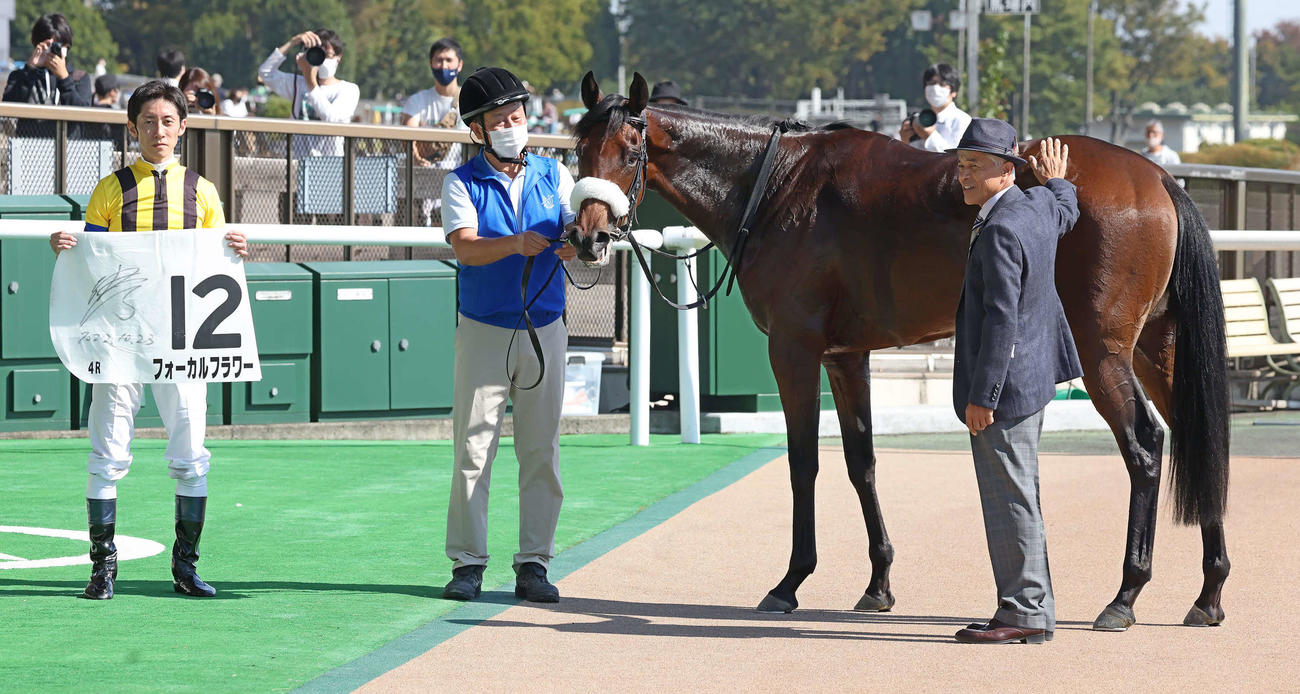 東京4R、2歳新馬戦を制したフォーカルフラワーの口取りをする津村騎手（左）と国枝師（右）（撮影・丹羽敏通）