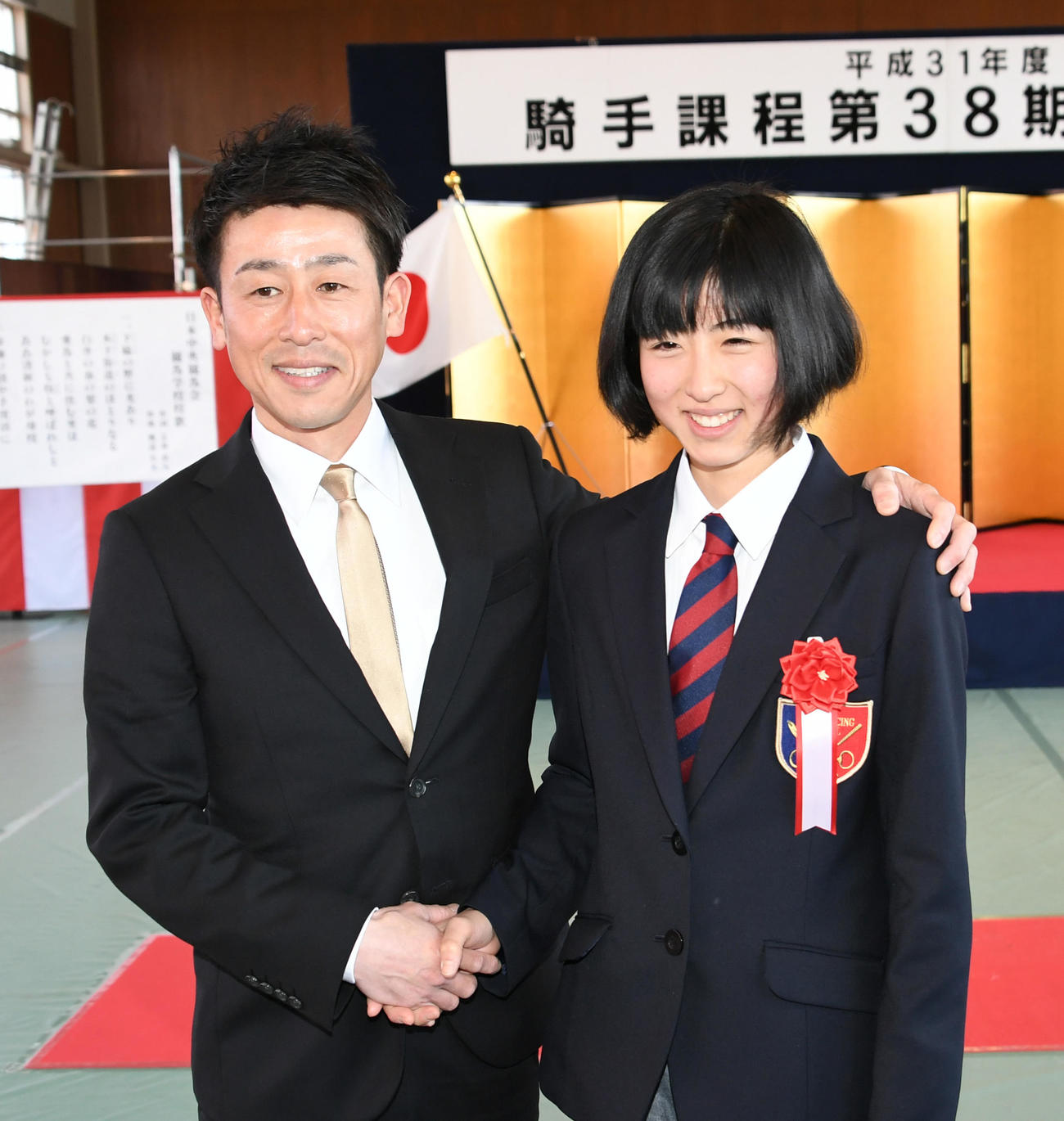 19年4月、競馬学校騎手課程38期生入学式　父康成さんに祝福される今村聖奈さん