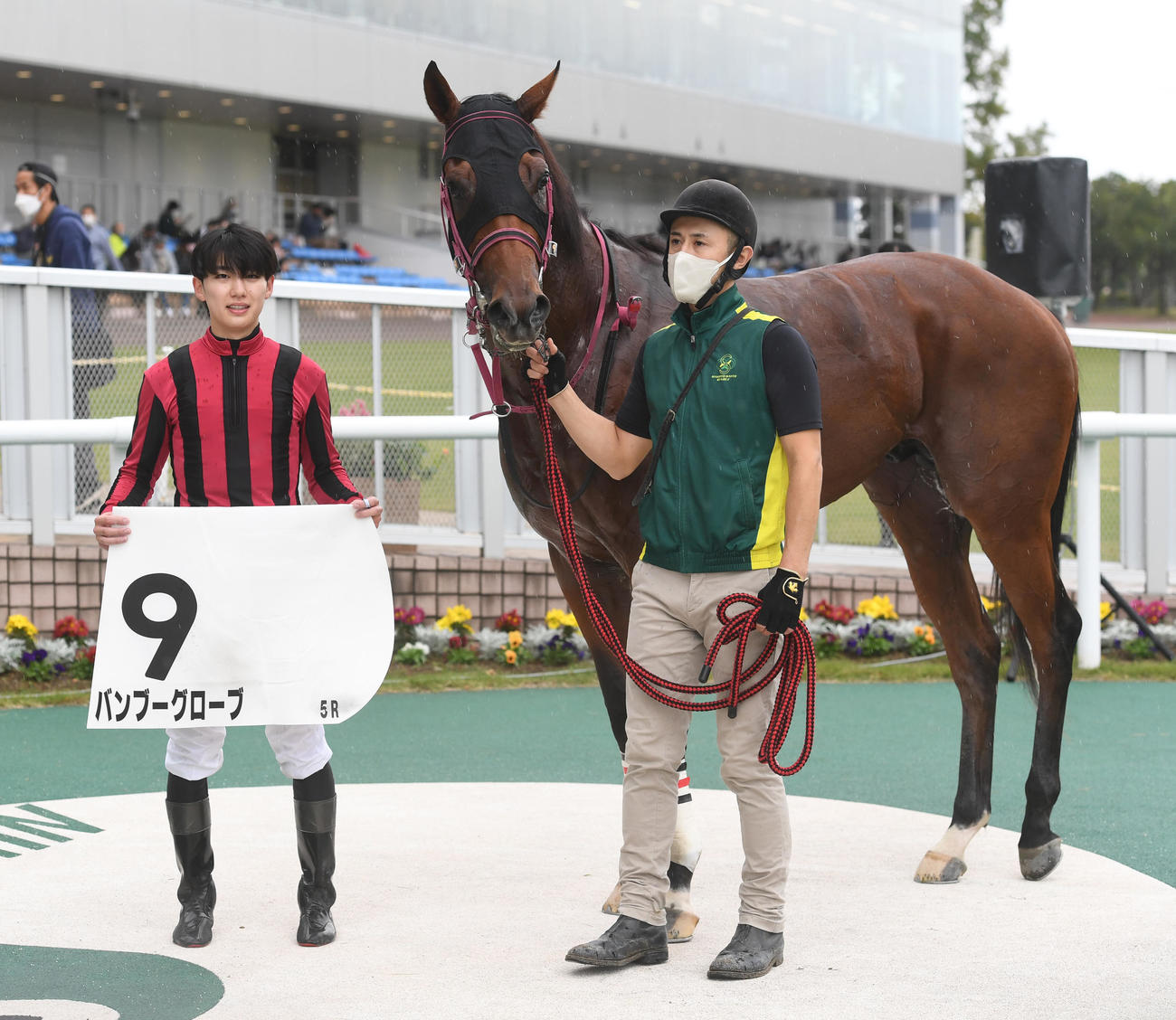 新潟5R、新馬戦を制したバンブーグローブと斎藤騎手（左）（撮影・柴田隆二）