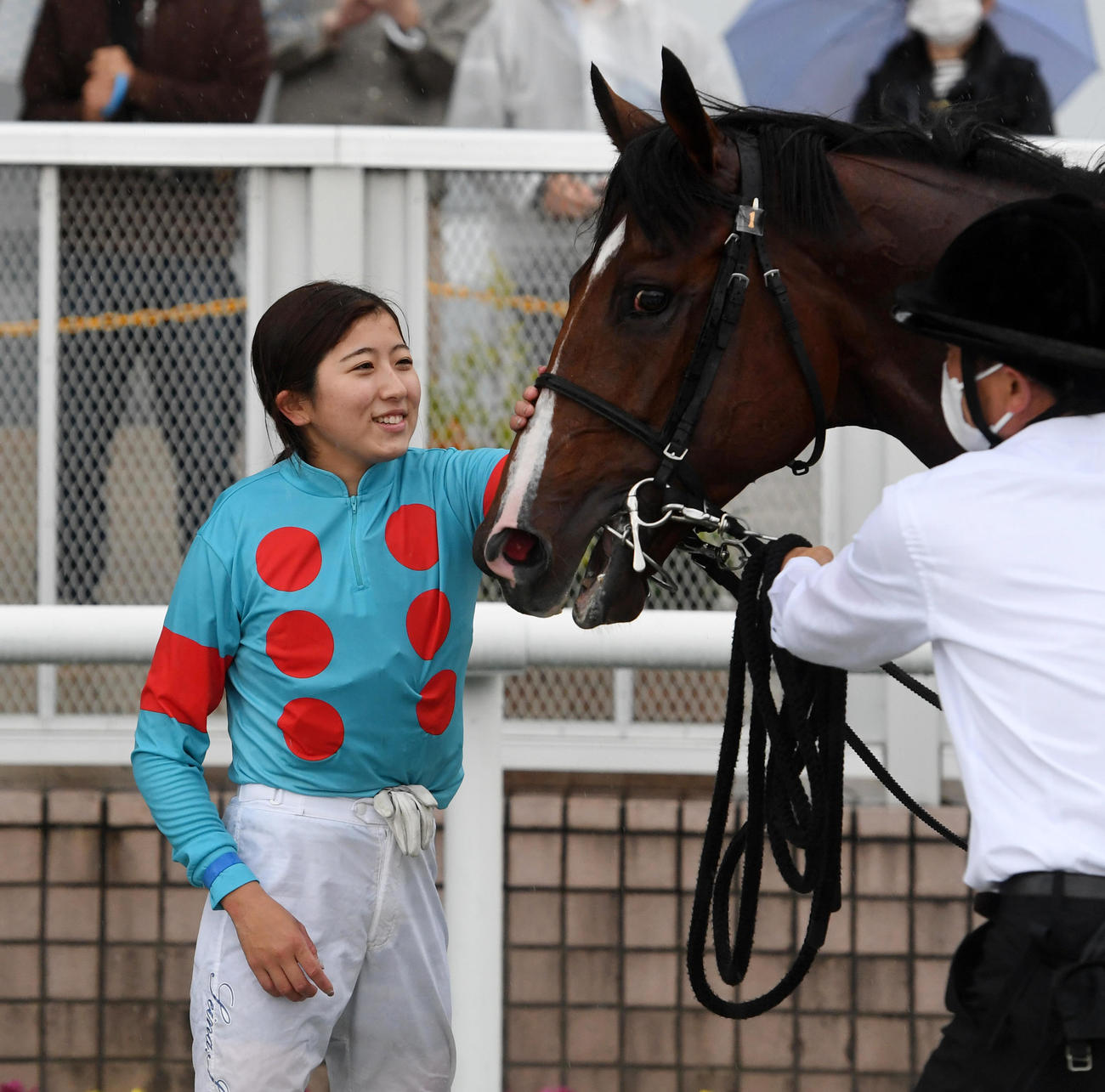 新潟8R、1着プロミストウォリアをなでる今村騎手（撮影・柴田隆二）
