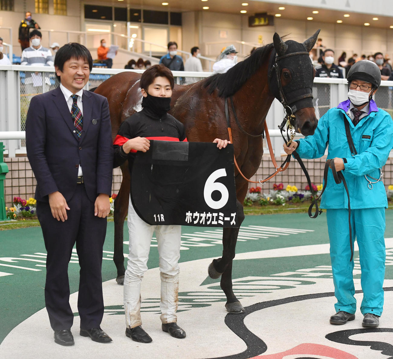 新潟11R、新潟牝馬Sを制したホウオウエミーズと西村淳騎手（中央）（撮影・柴田隆二）