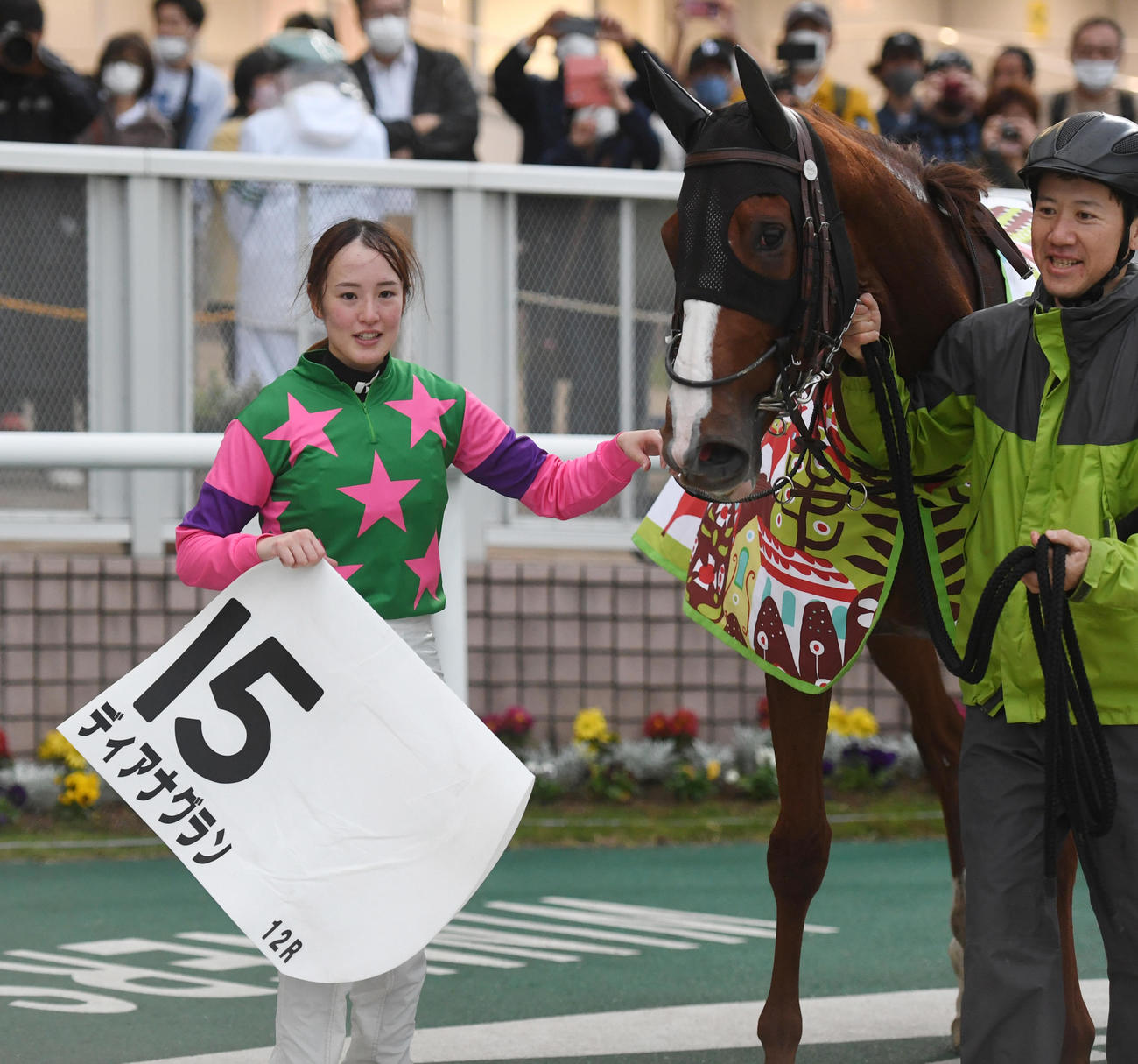 新潟12R、1着のディアナグランと藤田菜七子騎手（撮影・柴田隆二）