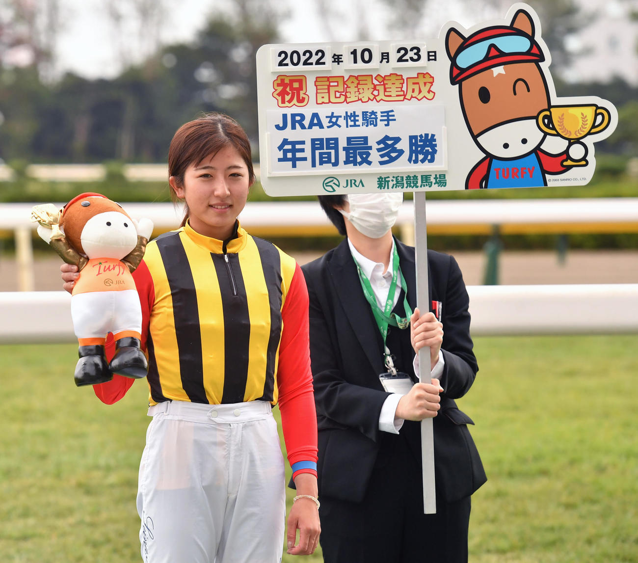 新潟2R、フェステスバントでJRA女性騎手年間最多44勝を達成した今村騎手（撮影・柴田隆二）