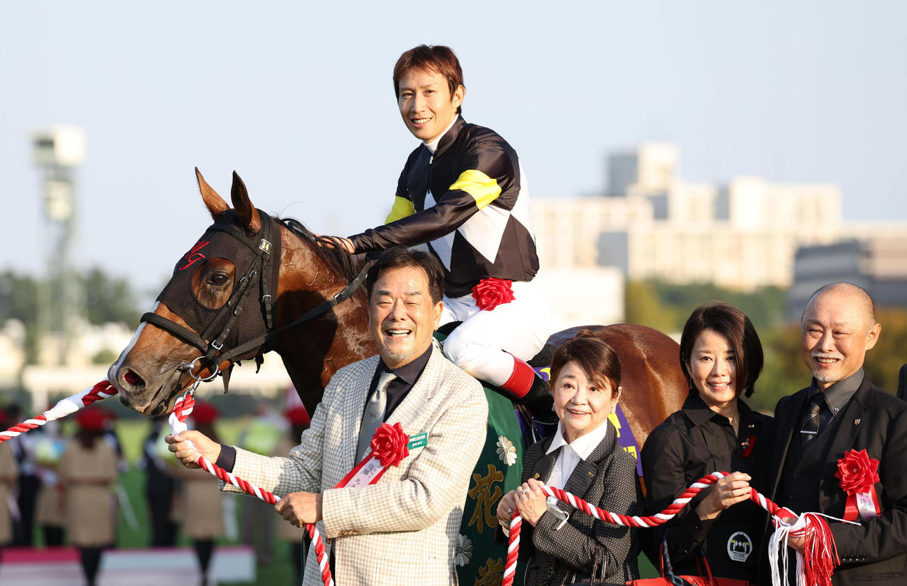菊花賞を制したアスクビクターモアと口取りに納まる田辺騎手と笑顔の広崎オーナー（中央前列）（撮影・白石智彦）