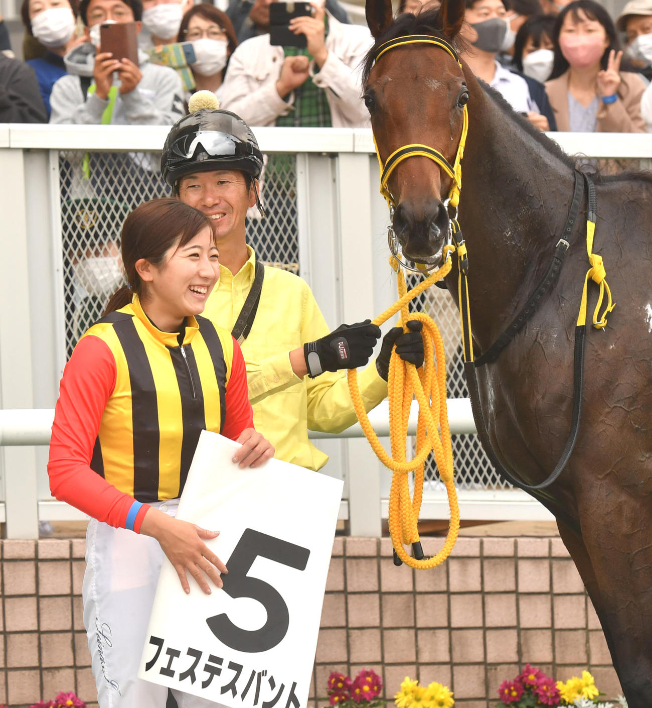 JRA女性騎手年間最多勝の44勝を達成し笑顔を見せる今村騎手（撮影・柴田隆二）