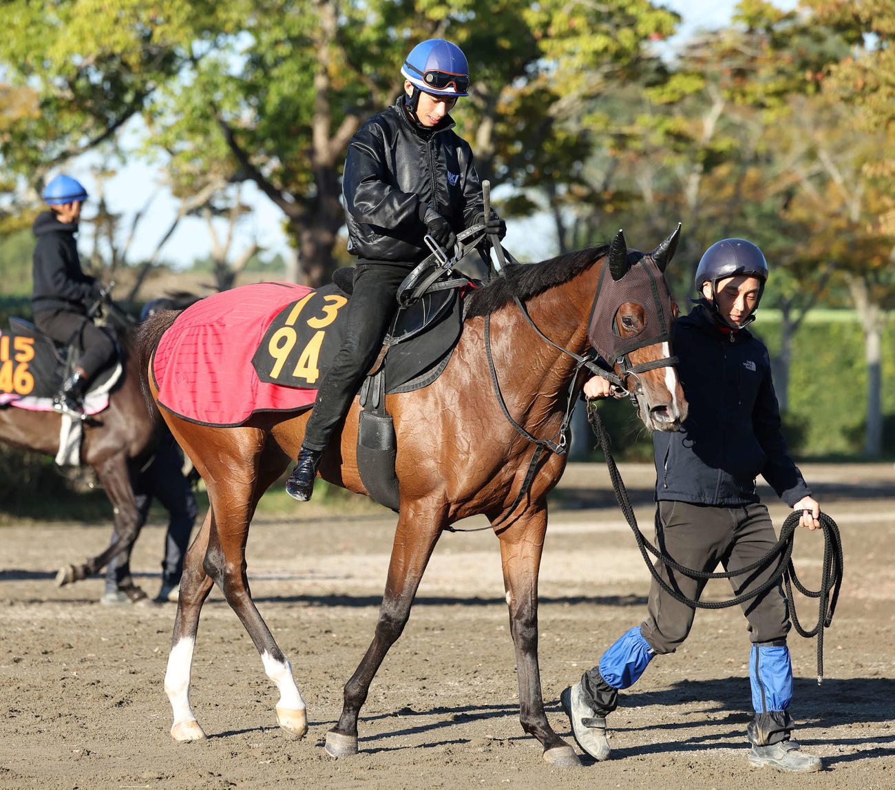 調教を終えて馬場を出るミシシッピテソーロと木幡巧騎手（2022年10月20日撮影）