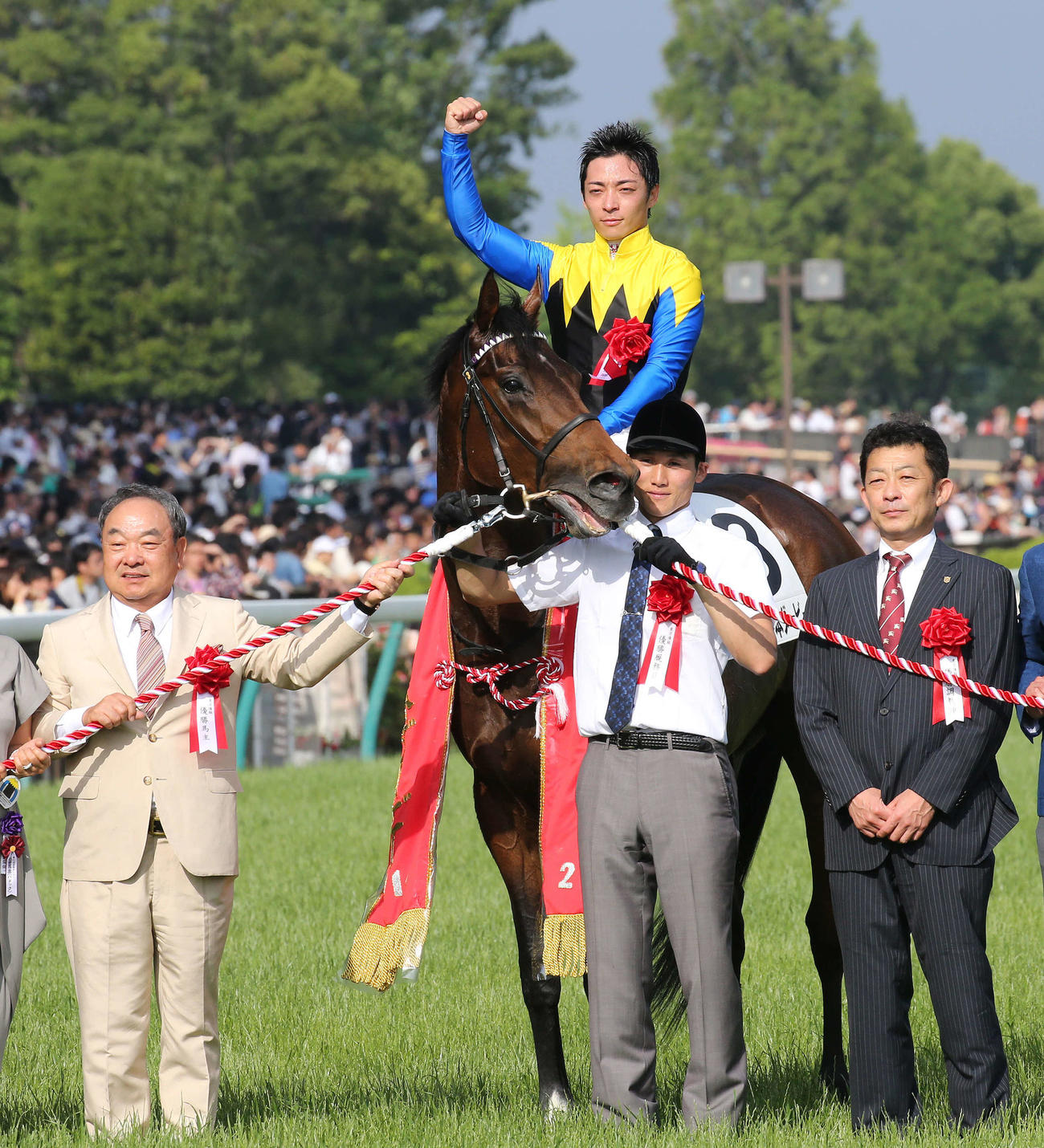 16年5月、ダービーを制したマカヒキの口取りをする左からオーナー金子氏、厩務員、友道師。鞍上川田騎手