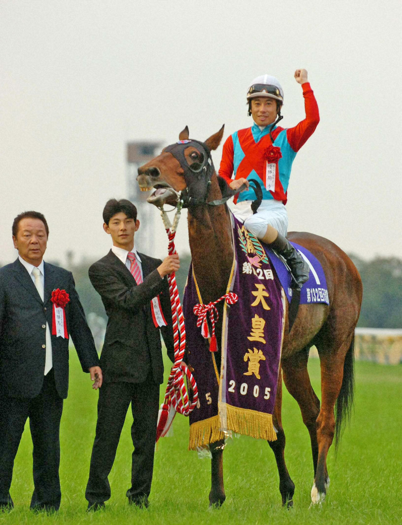 05年10月、天皇賞を制したヘヴンリーロマンスと松永幹騎手