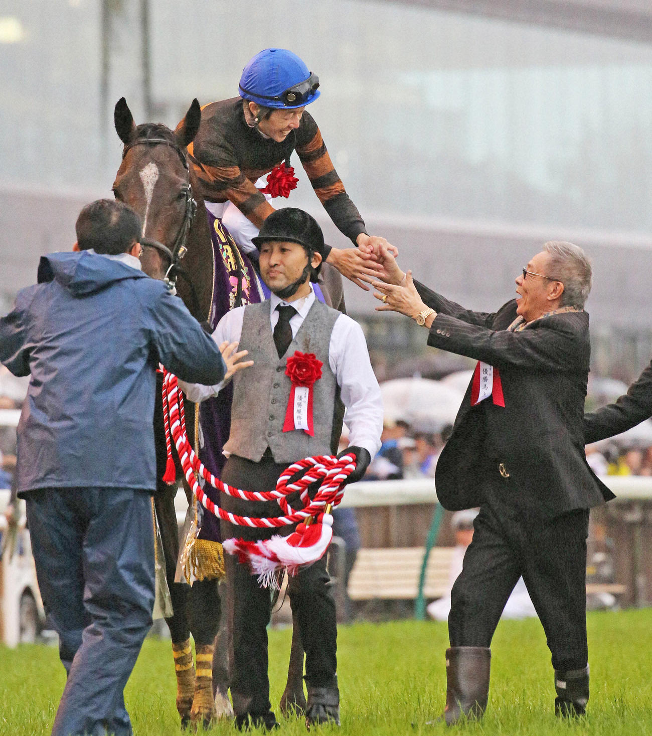 17年10月、キタサンブラックの武豊騎手（左）に駆け寄り手を取る北島三郎オーナー
