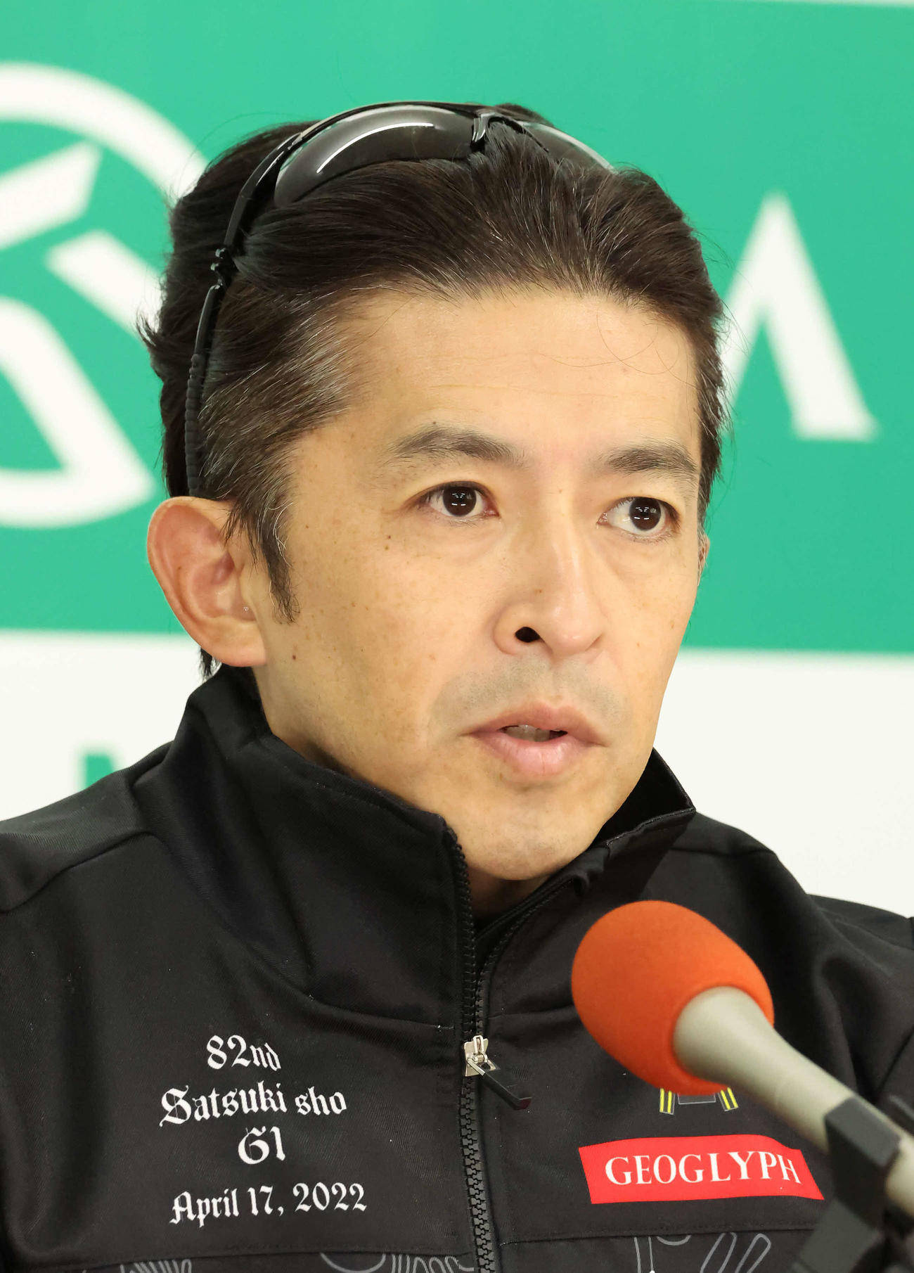 ジオグリフの調教を終えて記者会見する福永騎手（撮影・丹羽敏通）