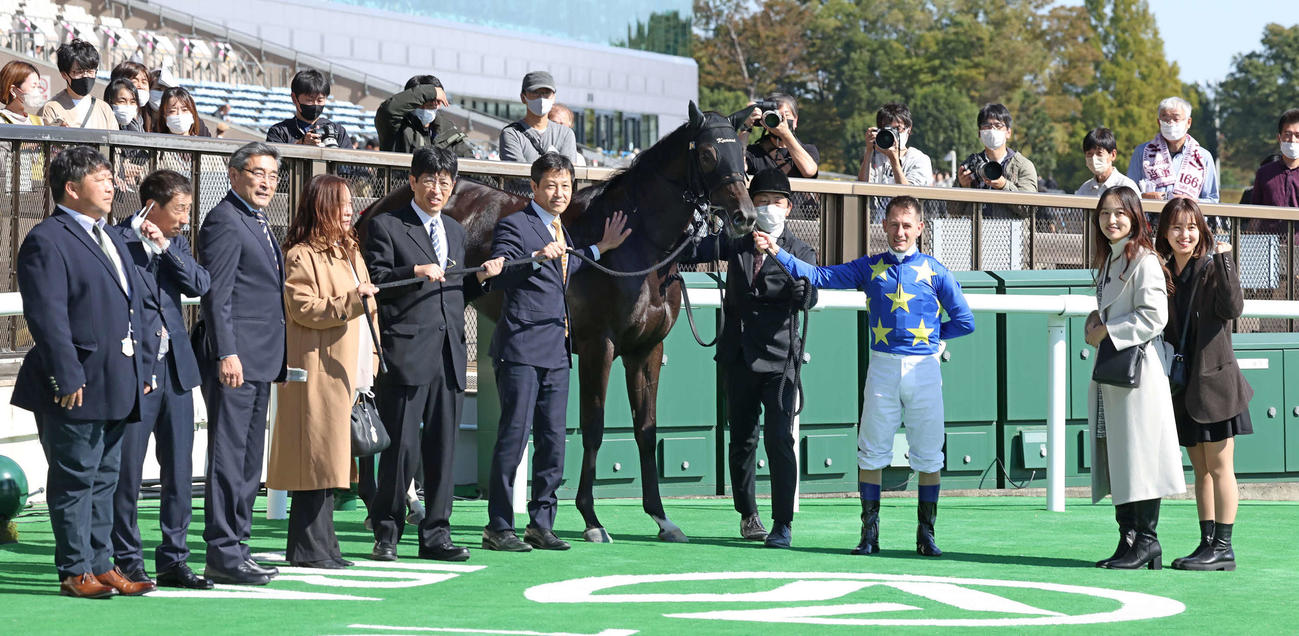 東京4R新馬戦を制したルミノメテオールの口取りをするM・デムーロ騎手と関係者（撮影・丹羽敏通）