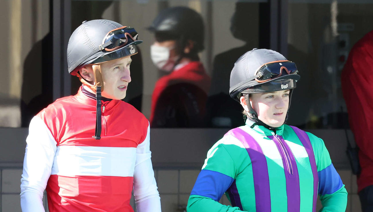 東京5R、2歳新馬戦に夫婦でそろって騎乗したホーリー・ドイル騎手（右）と夫のトム・マーカンド騎手