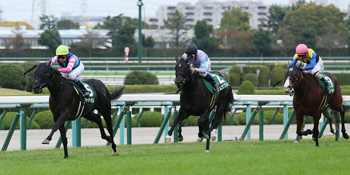 内から鋭く伸びたウォーターナビレラがファンタジーSを制した＝2021年11月6日、阪神競馬場