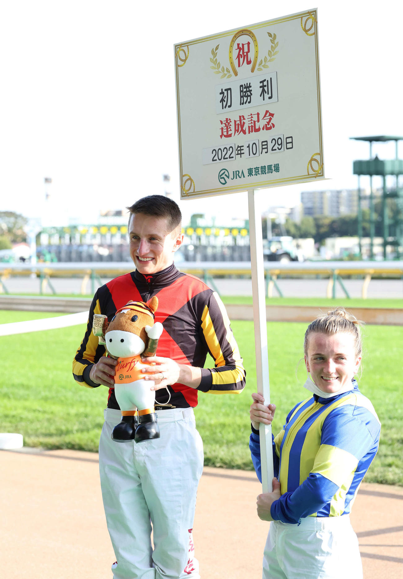 JRA初勝利のT・マーカンド騎手と妻のホーリー・ドイル騎手（撮影・丹羽敏通）