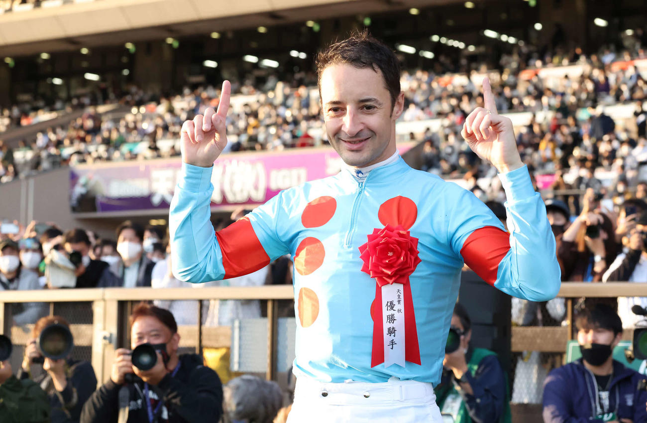 イクイノックスで天皇賞・秋を制したルメール騎手（撮影・丹羽敏通）
