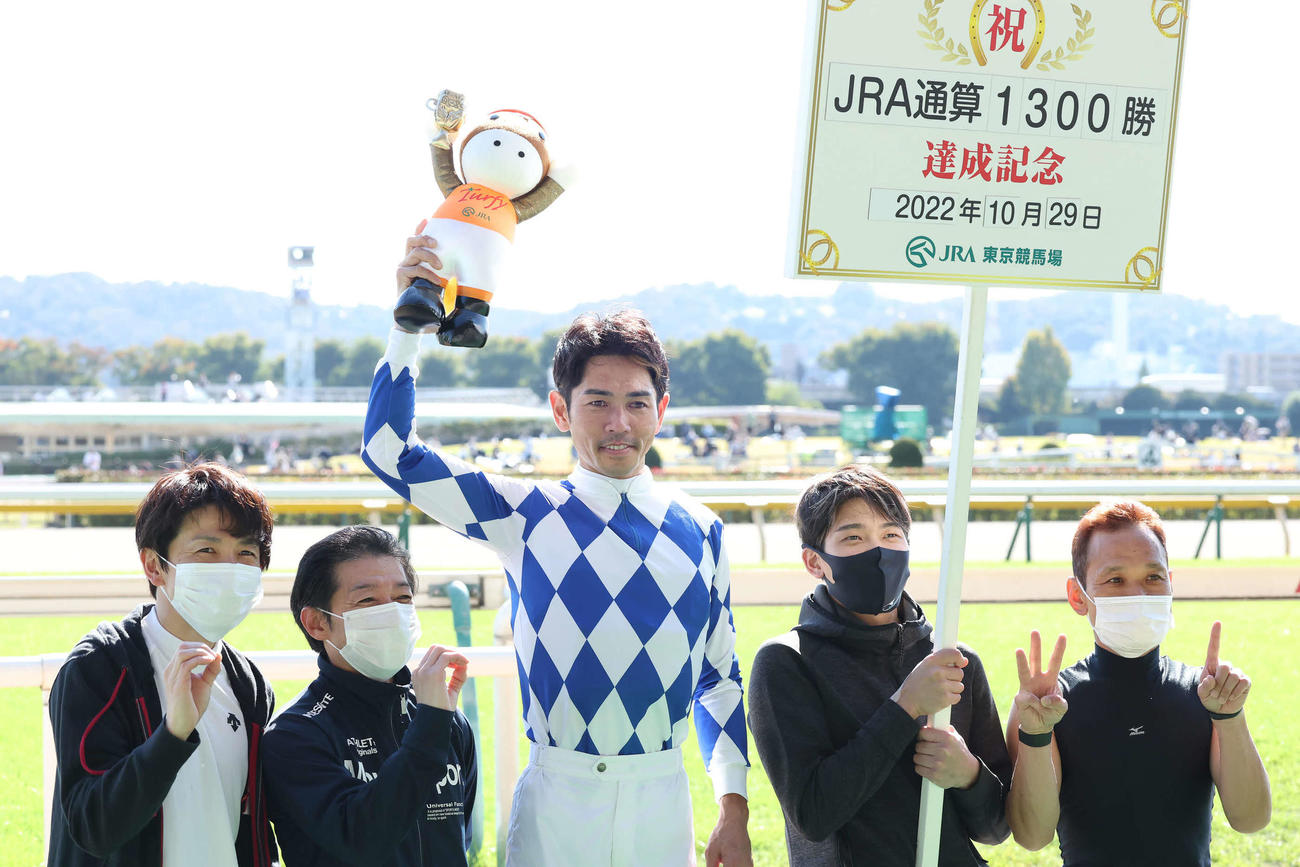JRA通算1300勝を達成した戸崎騎手（撮影・丹羽敏通）