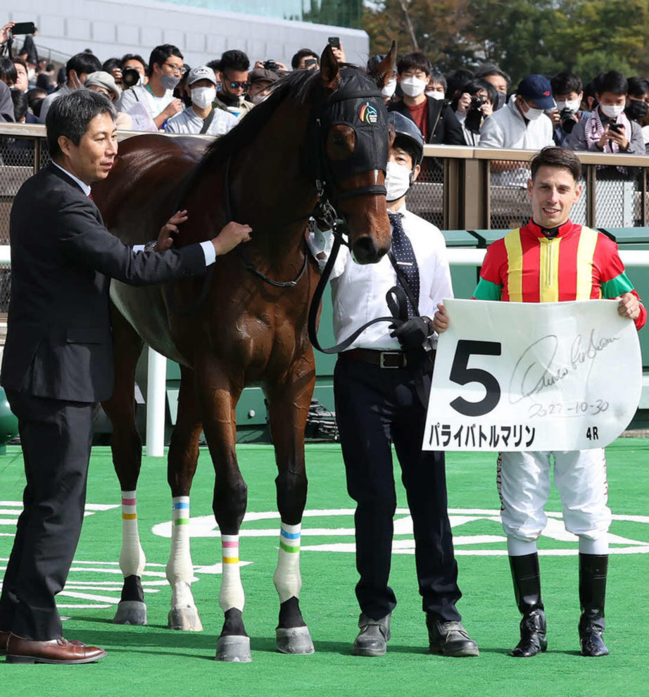 新馬戦を制したパライバトルマリンの口取りをするC・デムーロ騎手（右）（撮影・丹羽敏通）
