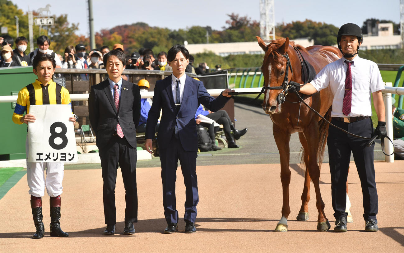 新馬戦を制したエメリヨンと福永騎手（左端）（撮影・柴田隆二）