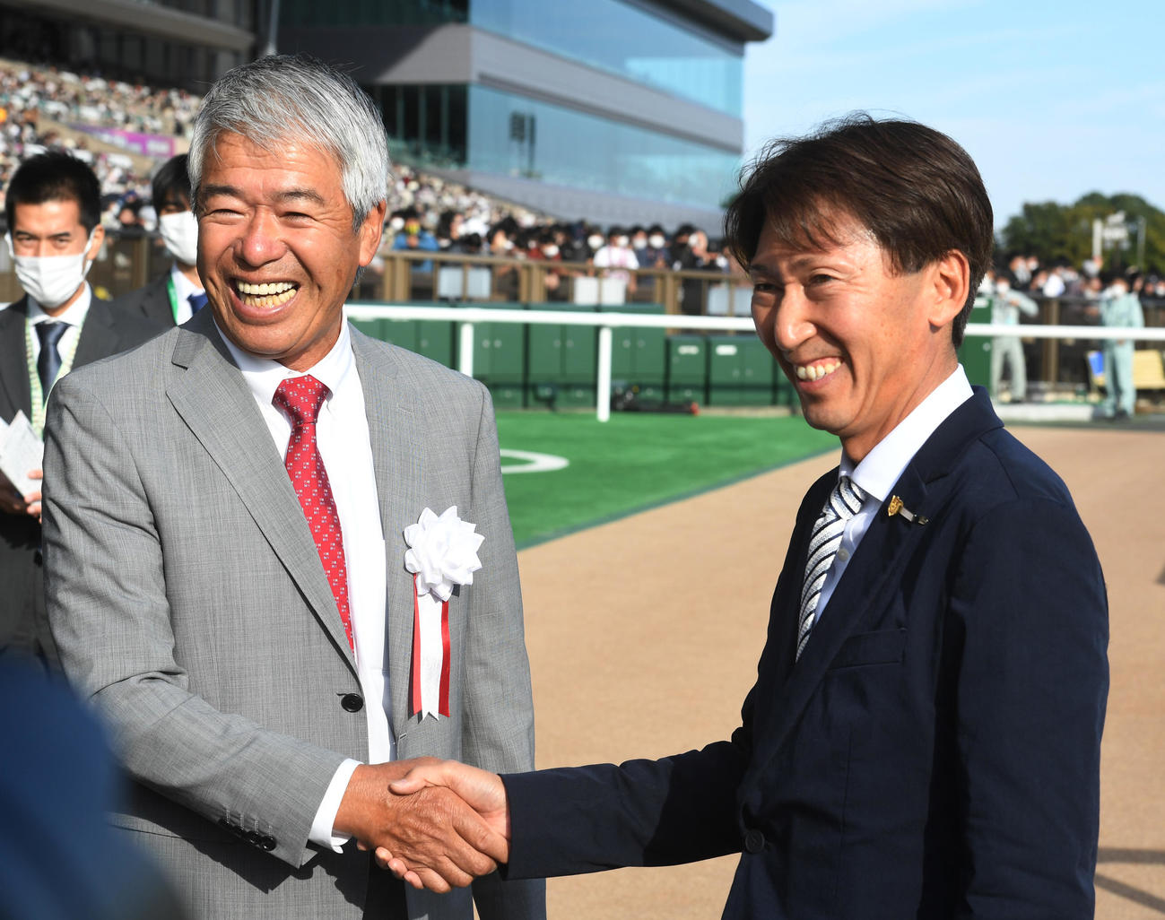 レジェンドトレーナーCを制したレッドモンレーヴの蛯名正義調教師（右）は藤沢和雄元調教師と握手（撮影・柴田隆二）