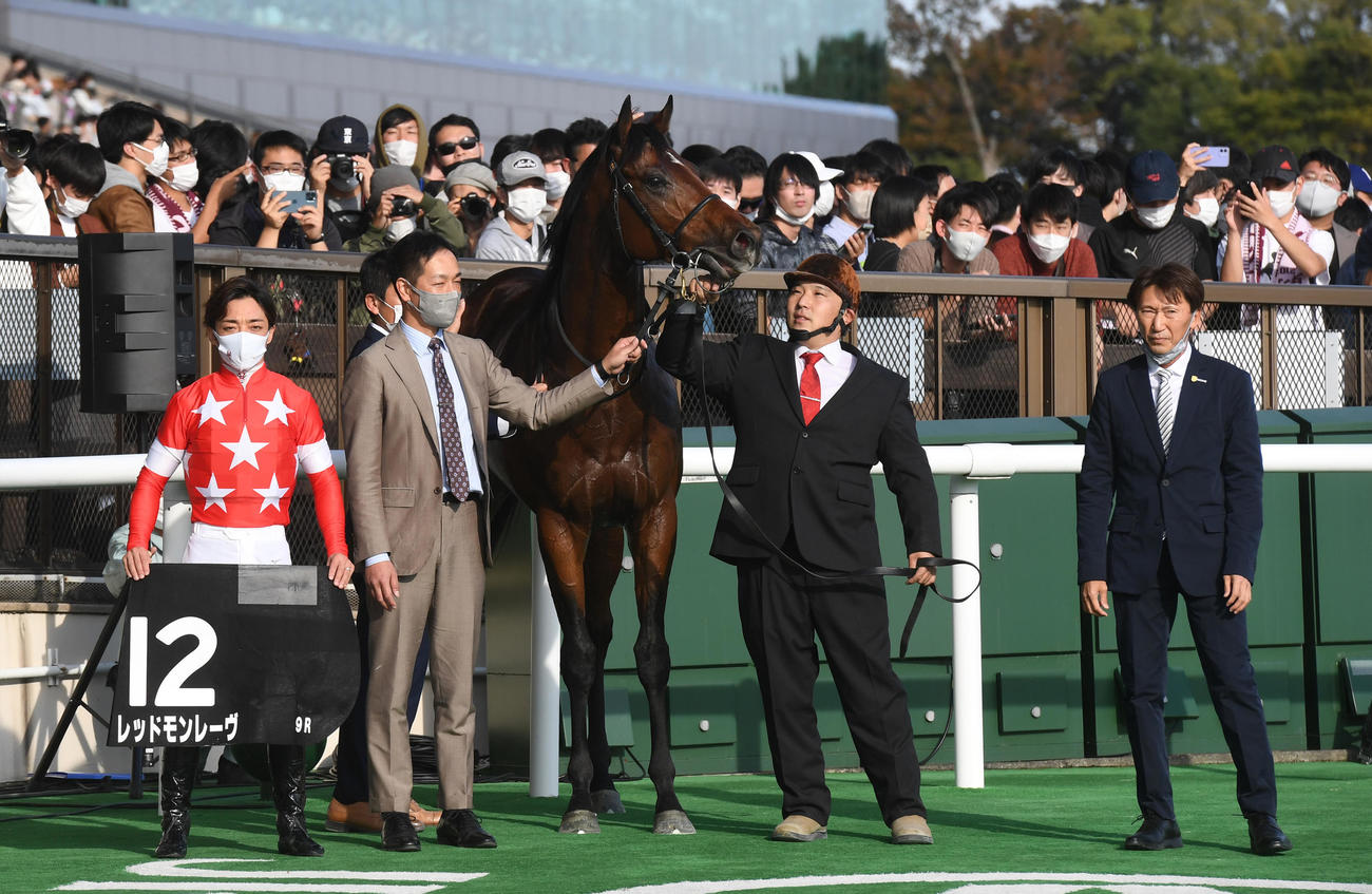 レジェンドトレーナーCを制したレッドモンレーヴと川田将雅騎手（左）、蛯名正義調教師（右）（撮影・柴田隆二）