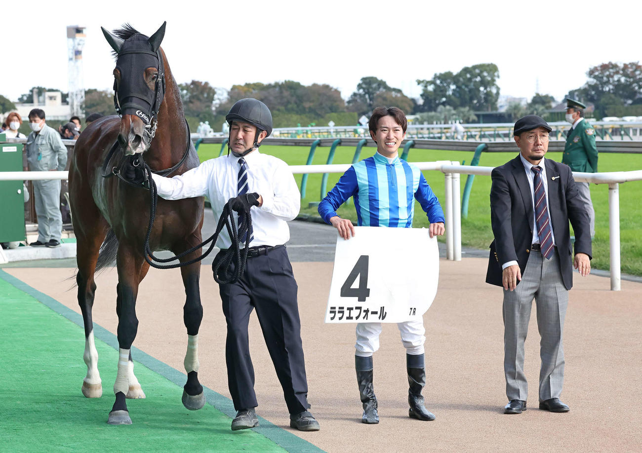東京7R、3歳上1勝クラスを制したララエフォールの口取りをする菅原明良騎手（中央）（撮影・丹羽敏通）