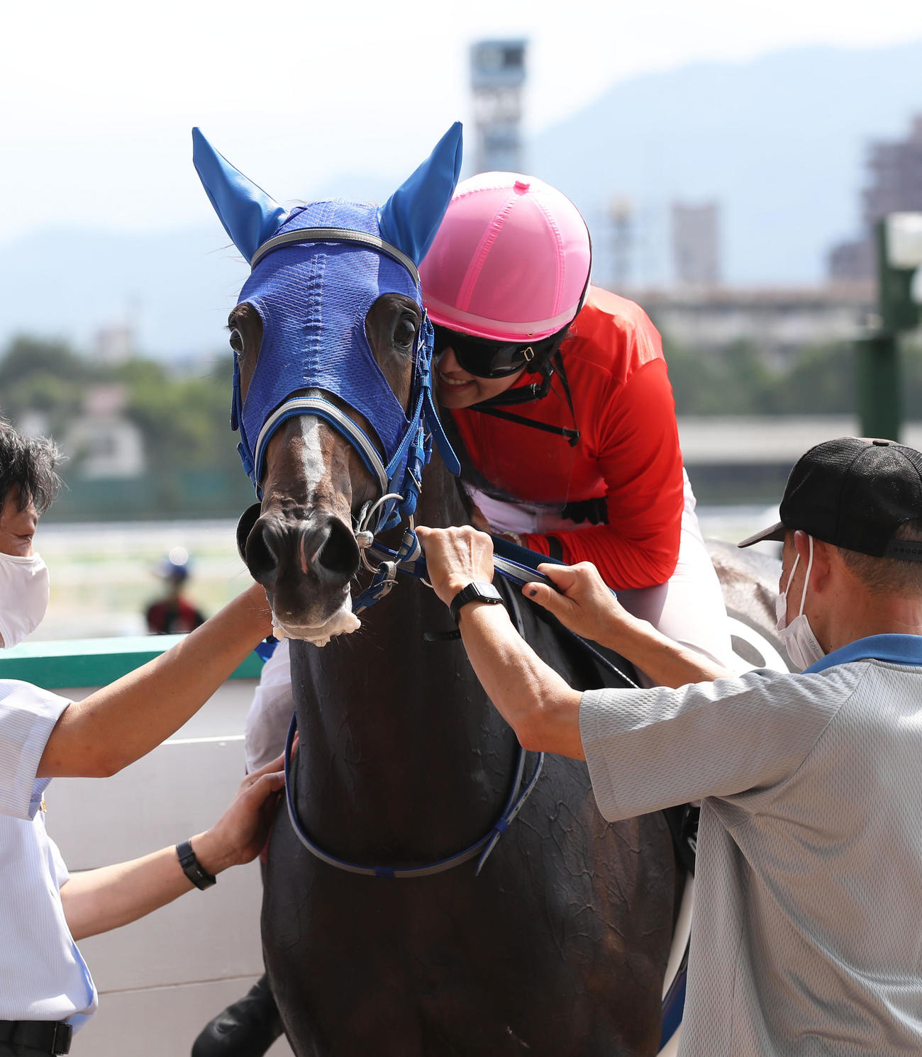 ミカッテヨンデイイと今村聖奈騎手（2022年8月撮影）